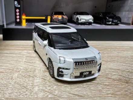 Модель автомобиля 009, 1:64